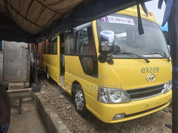 Hyundai County 2015 Yellow photo 7