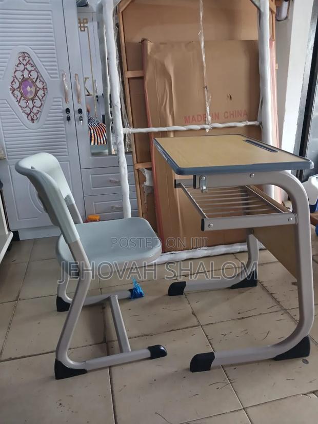 Student Table and Chair · Photo 2