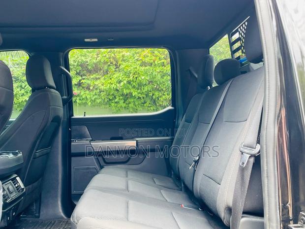 Ford F-150 XLT 2022 Black photo 12