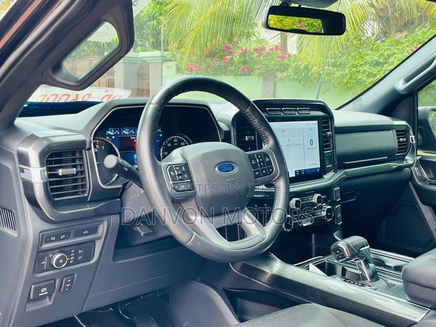 Ford F-150 XLT 2022 Black photo 9