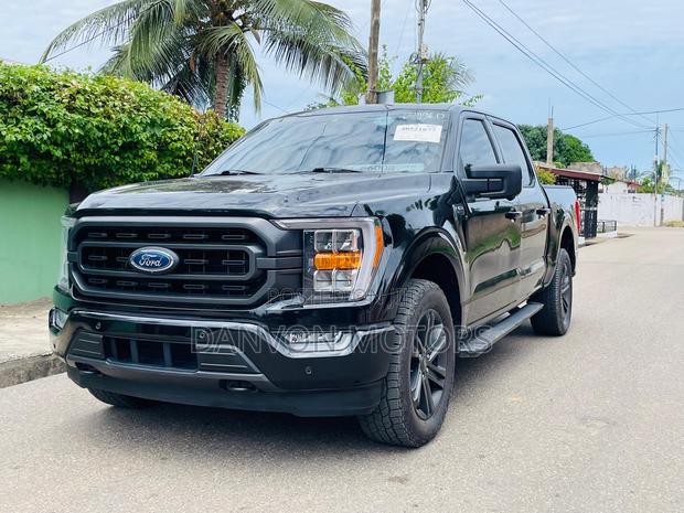 Ford F-150 XLT 2022 Black photo 2