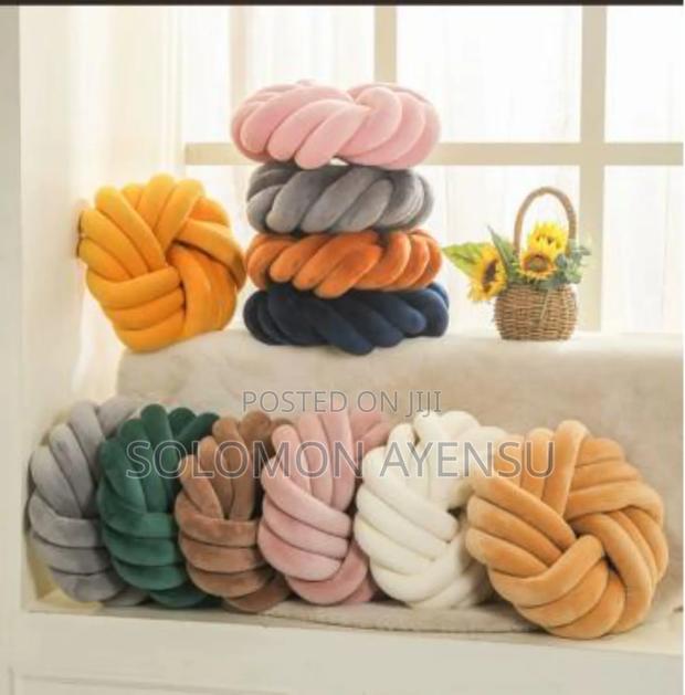 Quality Throw Pillows Available in Different Colours · Photo 2
