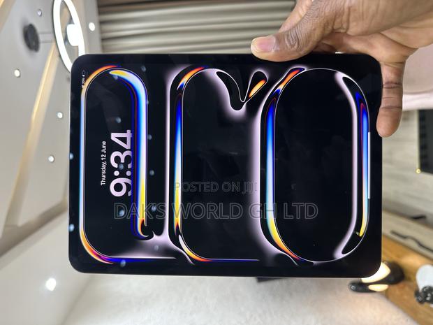 Apple iPad Pro 11 (2024) 256 GB Gray · Photo 2