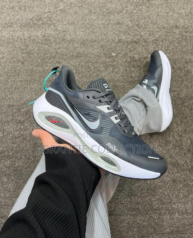 Unisex Nike Zoom Sneakers · Photo 3