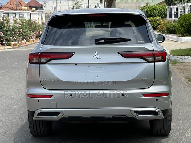 Mitsubishi Outlander SE 2022 Silver photo 4