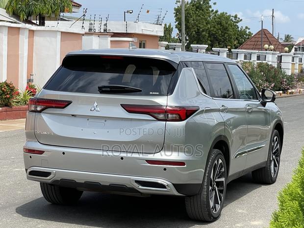 Mitsubishi Outlander SE 2022 Silver photo 5