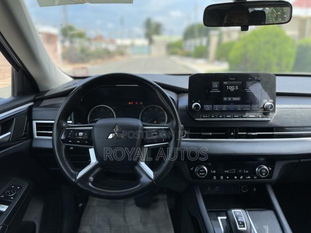 Mitsubishi Outlander SE 2022 Silver photo 12