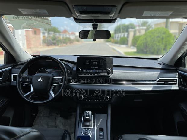 Mitsubishi Outlander SE 2022 Silver photo 11