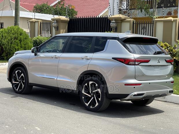 Mitsubishi Outlander SE 2022 Silver photo 3
