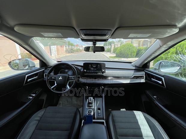 Mitsubishi Outlander SE 2022 Silver photo 10