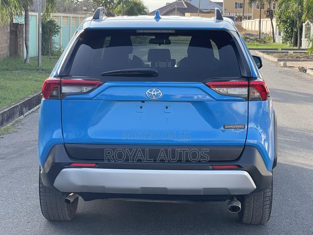 Toyota RAV4 Adventure 2021 Blue photo 6