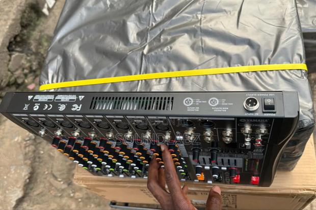 Yamaha Ax8nv3 8-Channel Professional Mixer · Photo 4