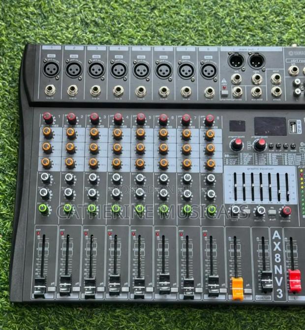 Yamaha 8 Channel Raw Mixer · Photo 4