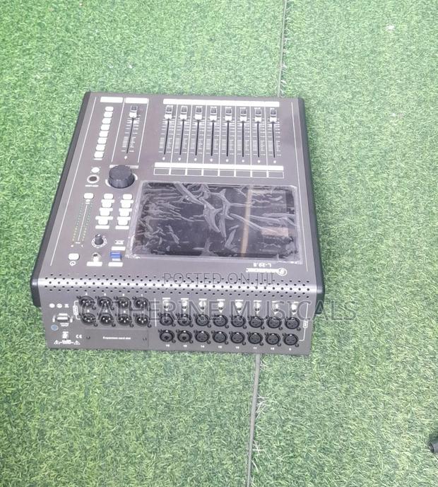 Jackie 16 Channel Digital Mixer · Photo 3