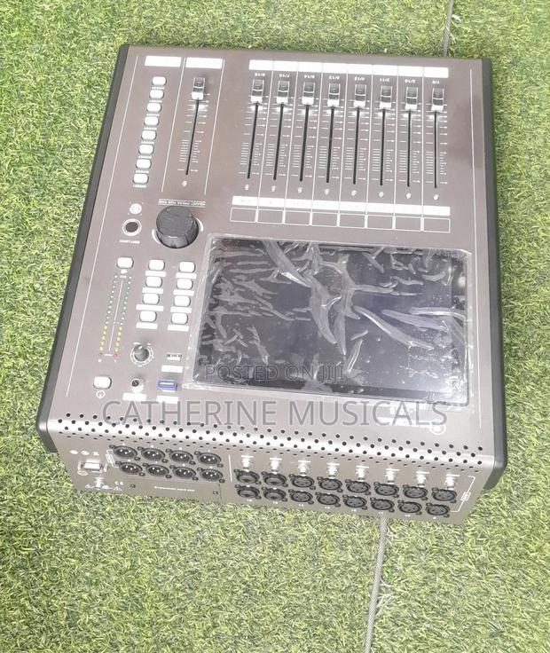 Jackie 16 Channel Digital Mixer · Photo 4