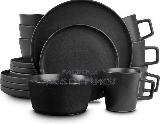 Round Matte Black Dinnerware Set Zy7 · Photo 4