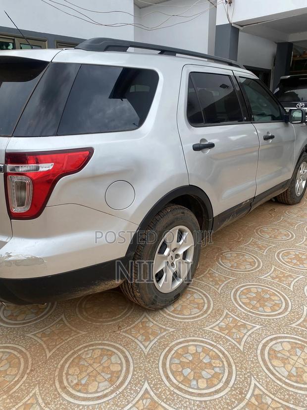 Ford Explorer 2014 Silver photo 2