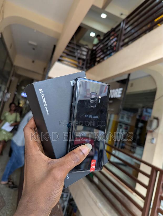 New Samsung Galaxy S9 64 GB Black photo 2