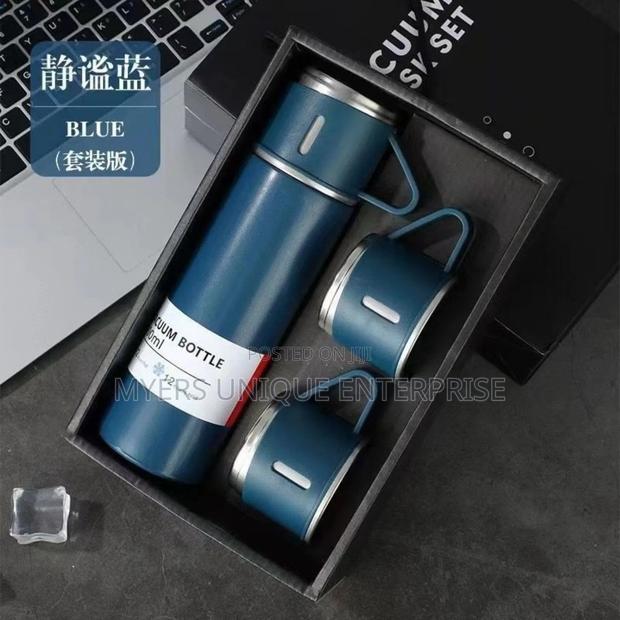 Vacuum Flask With 3 Functional Covers · Photo 2