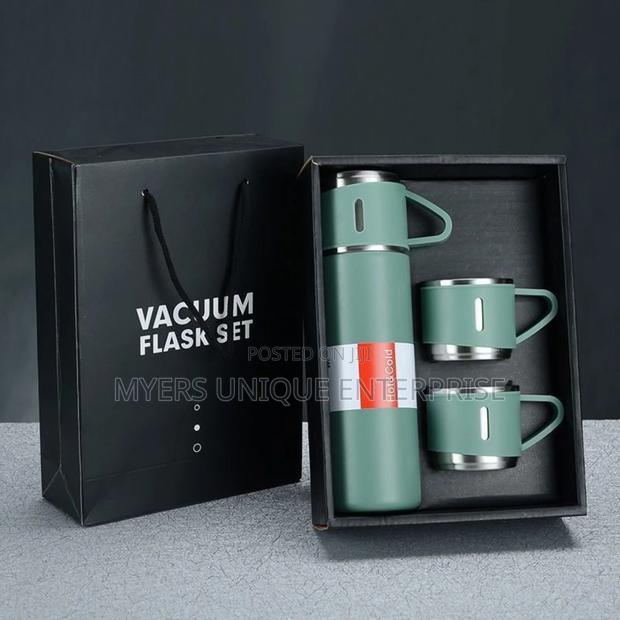 Vacuum Flask With 3 Cups for on-the-Go Sipping · Photo 2