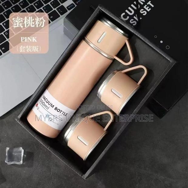 Durable Vacuum Flask With Built-in-Cups · Photo 2