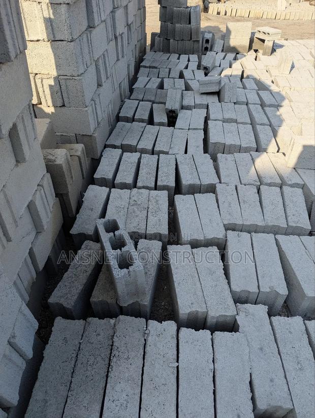 Hollow Blocks Made With Industrial Machine · Photo 3