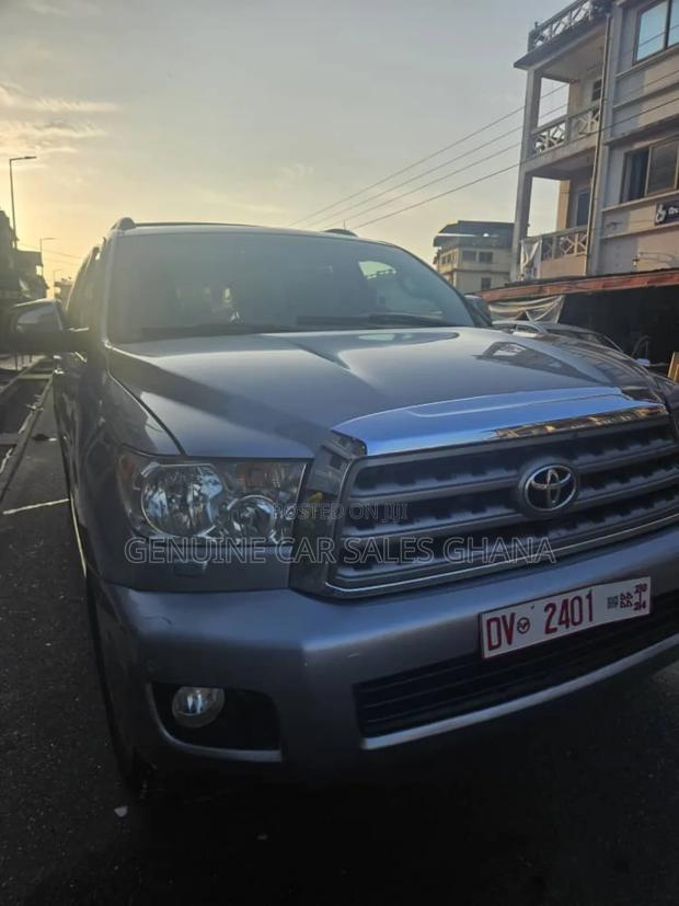 Toyota Sequoia Platinum 4dr SUV 4WD (5.7L 8cyl 6A) 2013 Beige