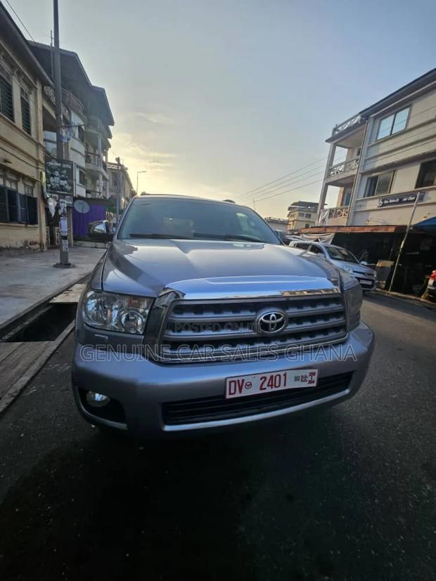 Toyota Sequoia Platinum 4dr SUV 4WD (5.7L 8cyl 6A) 2013 Beige