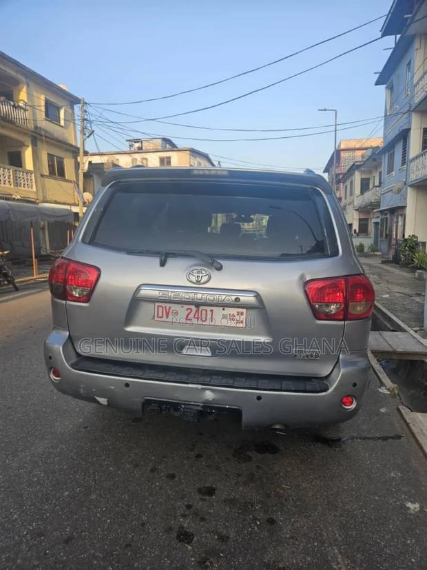 Toyota Sequoia Platinum 4dr SUV 4WD (5.7L 8cyl 6A) 2013 Beige