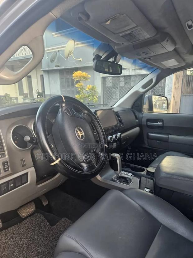 Toyota Sequoia Platinum 4dr SUV 4WD (5.7L 8cyl 6A) 2013 Beige