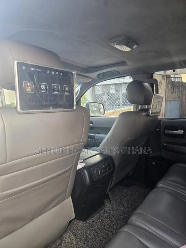 Toyota Sequoia Platinum 4dr SUV 4WD (5.7L 8cyl 6A) 2013 Beige