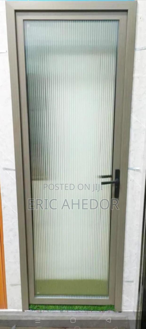 Strong Bath and Toilet Glass Door and Accessories · Photo 2