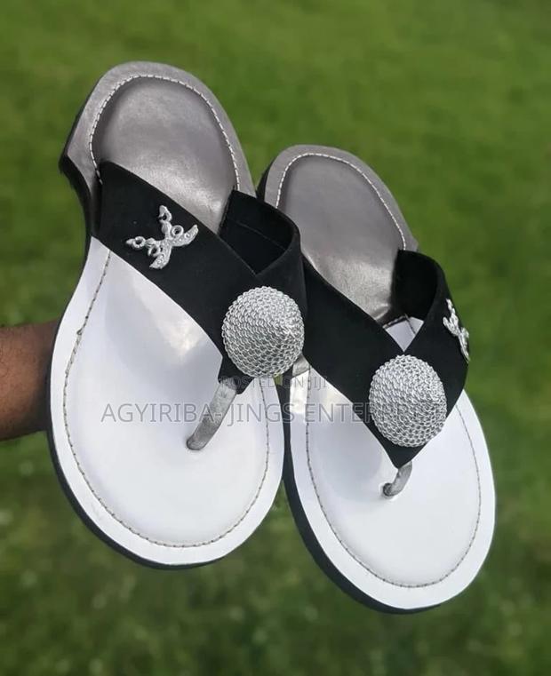 Black and White Ahenema Slipper