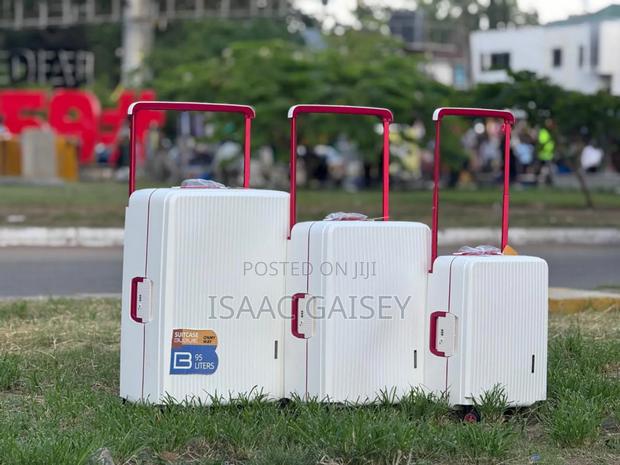 3 in 1 Extra Quality Luxury Anticrake Luggages/Travel Bags · Photo 2