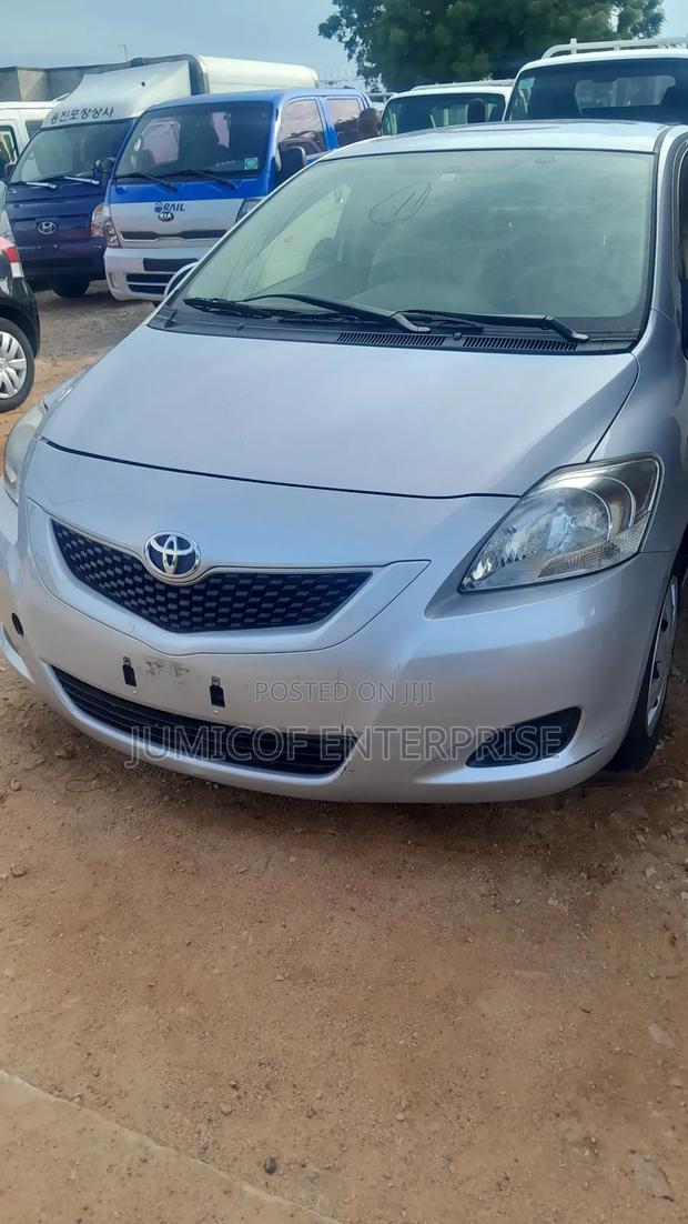 Toyota Belta 2010 Silver · Photo 1