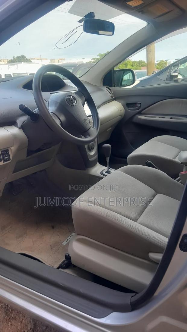 Toyota Belta 2010 Silver · Photo 3