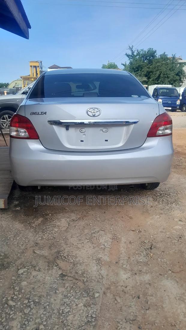 Toyota Belta 2010 Silver · Photo 2