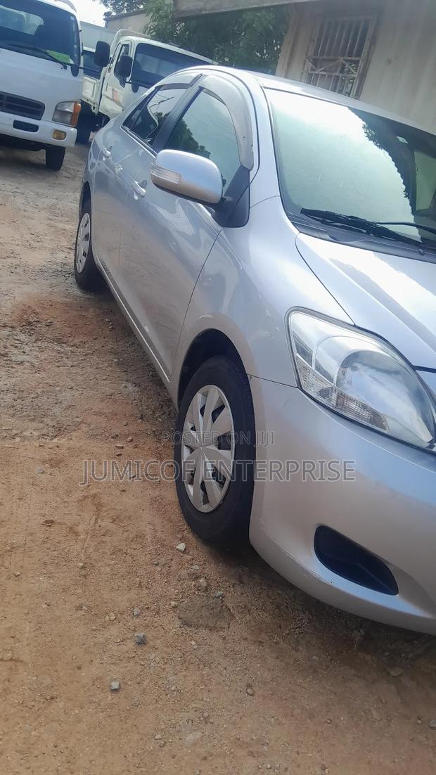Toyota Belta 2010 Silver · Photo 4