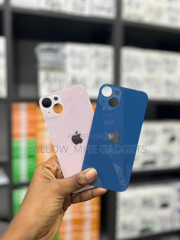 iPhone 13 Back Glass Replacement Parts + Installation · Photo 4