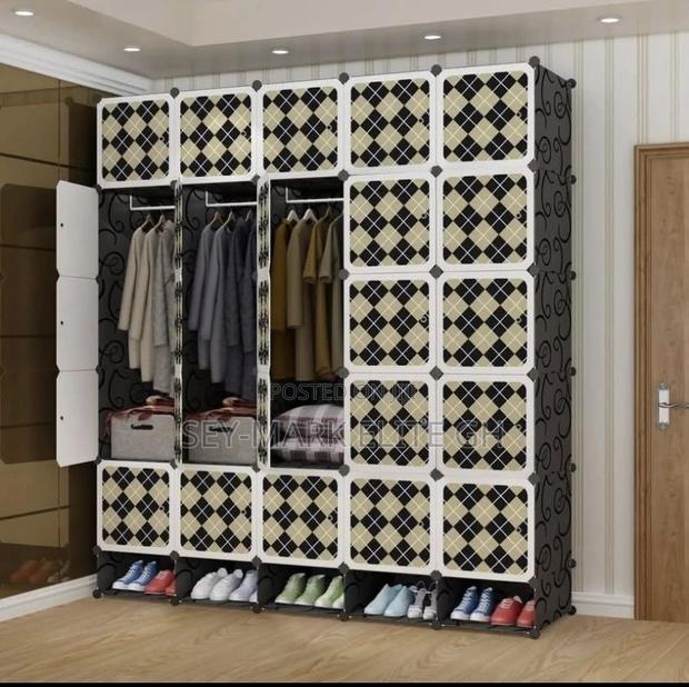 25 Cubes Plastic Wardrobe · Photo 2