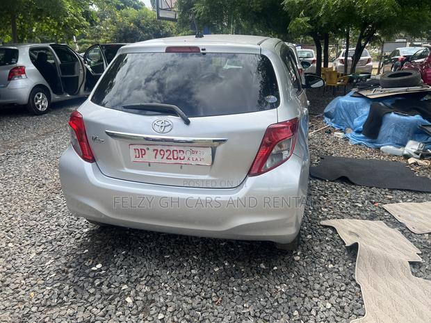 Toyota Vitz 1.0 FWD 5dr 2012 Silver photo 2