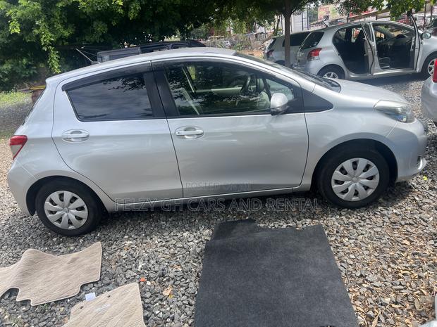 Toyota Vitz 1.0 FWD 5dr 2012 Silver photo 6