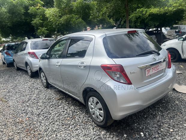 Toyota Vitz 1.0 FWD 5dr 2012 Silver photo 3