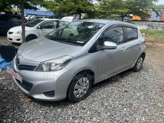 Toyota Vitz 1.0 FWD 5dr 2012 Silver photo 4