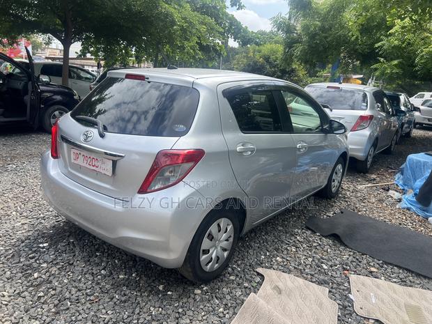 Toyota Vitz 1.0 FWD 5dr 2012 Silver photo 5