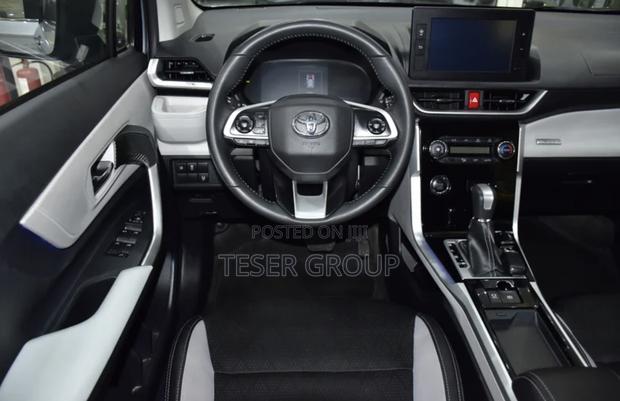 New Toyota Veloz 1.5 CVT FWD 2024 Silver photo 8