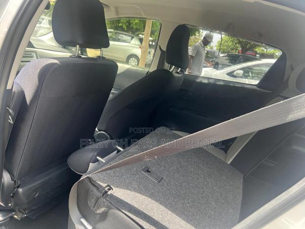 Toyota Vitz 1.0 FWD 5dr 2012 Silver photo 7