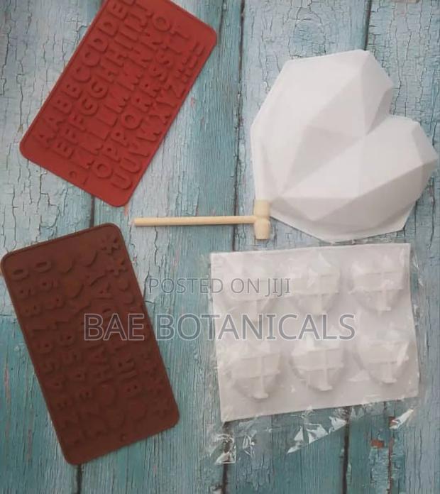 Breakable Hearts Chocolate Mold Set (With Hammer) · Photo 4
