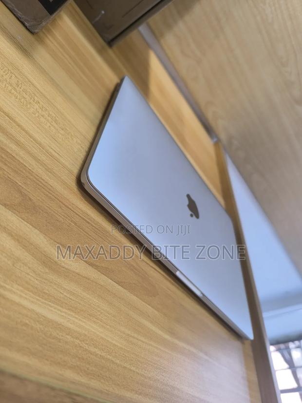 Laptop Apple MacBook Pro 2022 M2 8GB Apple M2 SSD 500GB