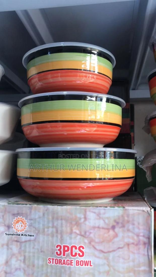 5 and 3 Pieces Ceramic Bowl With Cover · Photo 2